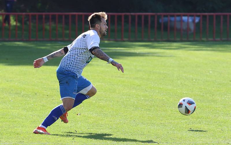 Fotbalisté Otrokovic (modro-bílé dresy) podruhé v sezoně zvítězili, porazili Jihlavu "B" 2:0.