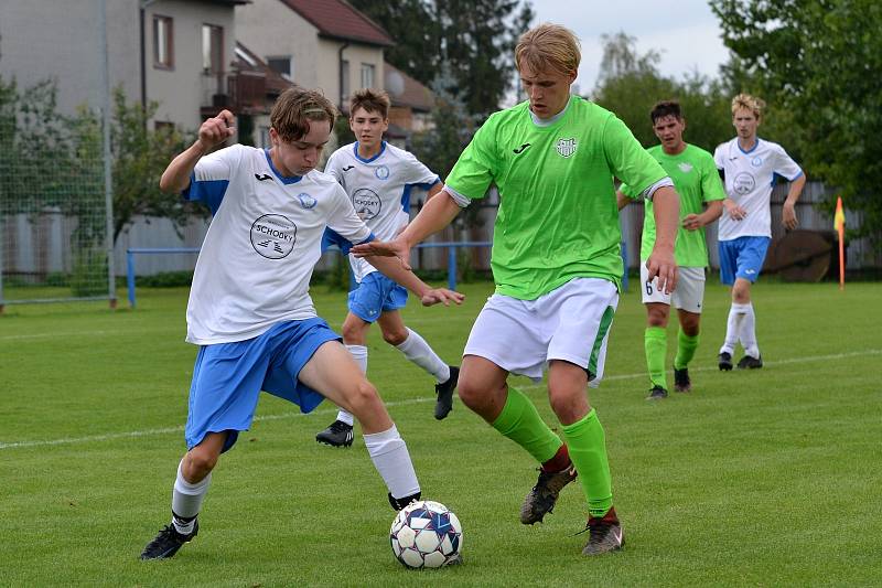 Dorostenci Tlumačova (bílé dresy) ve 3. kola krajské soutěže skupiny A podlehli Horní Lideči 1:4 a jsou bez bodu poslední.