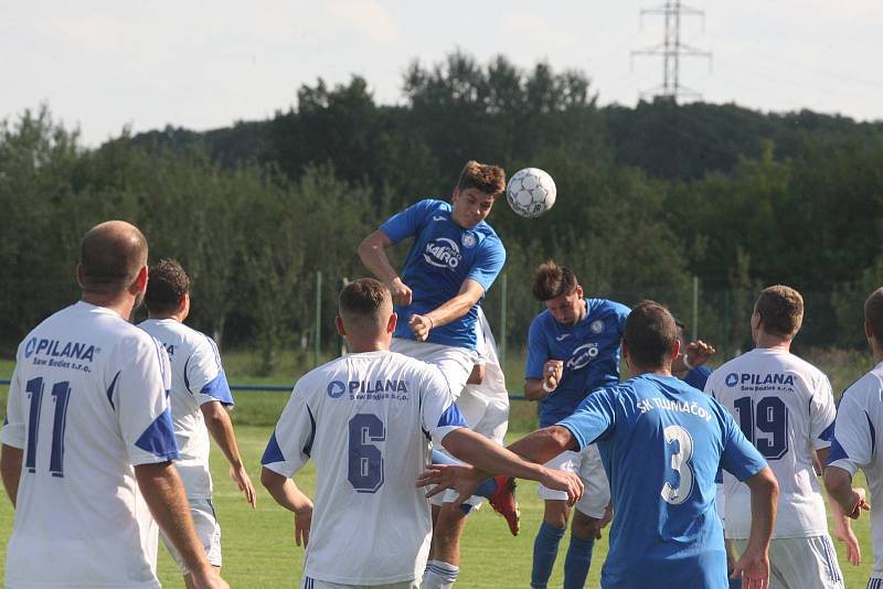 Fotbalisté Tlumačova (modré dresy) v rámci oslav výročí devadesáti let kopané v obci porazili Zdounky 2:0.