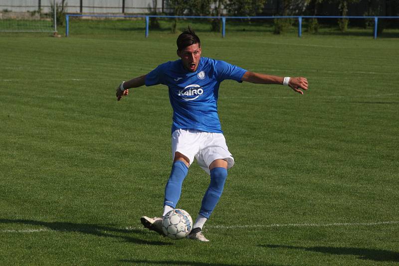 Fotbalisté Tlumačova (modré dresy) v rámci oslav výročí devadesáti let kopané v obci porazili Zdounky 2:0.