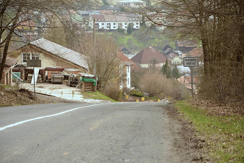 Vrbětice 18. dubna 2021. Šest a půl roku po výbuchu muničních skladů se místní obyvatelé dozvěděli, že za činem může být ruská tajná služba.