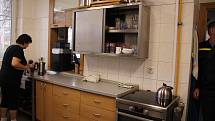 Kuchyně. Plně vybavená kuchyně, kde nechybí lednice, sporák, mikrovlnka, nebo stroj na kávu. O žaludky hasičů je na zlínské centrální stanici dobře postaráno.