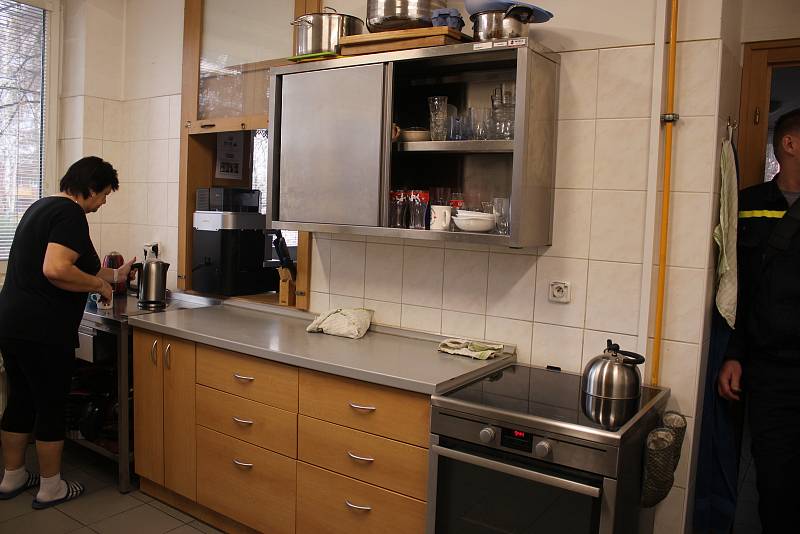 Kuchyně. Plně vybavená kuchyně, kde nechybí lednice, sporák, mikrovlnka, nebo stroj na kávu. O žaludky hasičů je na zlínské centrální stanici dobře postaráno.