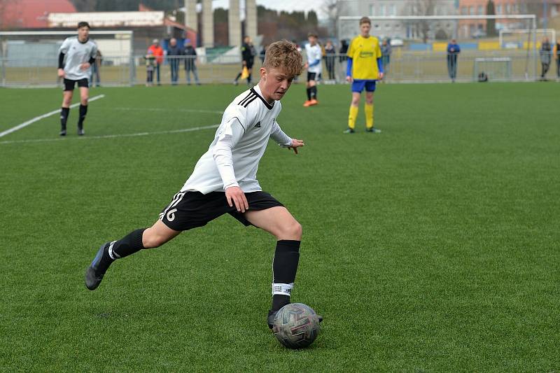 Mladí fotbalisté Zlína (žluté dresy) si v 19. kole Moravskoslezské žákovské ligy poradili s Karvinou po výsledku 4:1.