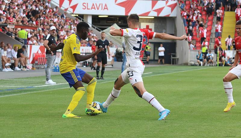 Fotbalisté Zlína (žluté dresy) ve 2. kole FORTUNA:LIGY prohráli se Slavií Praha 1:4.