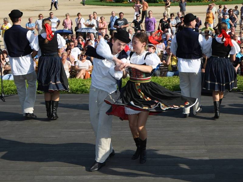 Dny slovenské kultury v Luhačovicích.  Na snímku soubor Družba z Trenčína na Lázeňském náměstí.