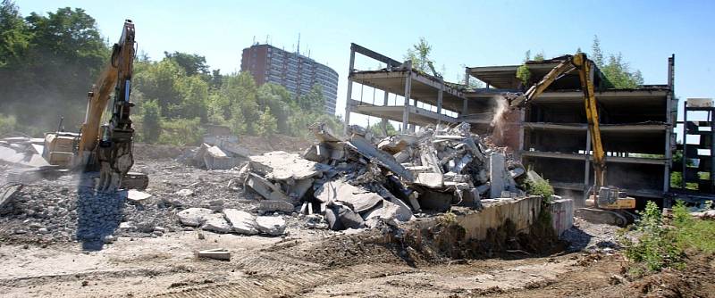 Demolice nedostavěného obchodního domu ve Zlíně na Jižních svazích.