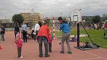 Basketbal. Basketbalisté radili dětem, jak správně driblovat a házet míčem na koš.