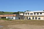 Dolní Lhota leží v údolí Horní Olšavy na úpatí Bílých Karpat. Snímek z 10. srpna 2021 - nová přístavba mateřské školy.