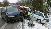 Po vyproštění zraněných pomohli hasiči s odtažením vraku k uvolněním frekventované silnice.