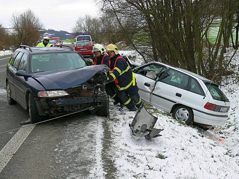 Po vyproštění zraněných pomohli hasiči s odtažením vraku k uvolněním frekventované silnice.