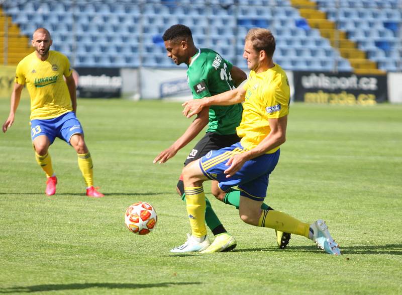 Fotbalisté Fastavu Zlín (ve žlutém) v důležitém zápase bojů o záchranu ve 28. kole v sobotu hostili poslední Příbram. Na snímku Poznar.