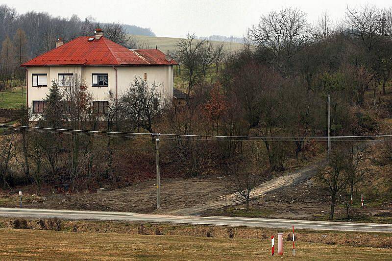 Nechat si zbořit dům nebo do konce života bydlet téměř pod dálnicí? Před takovou volbou stála v roce 2005 rodina Večeřova z Fryštáku – Dolní Vsi. 