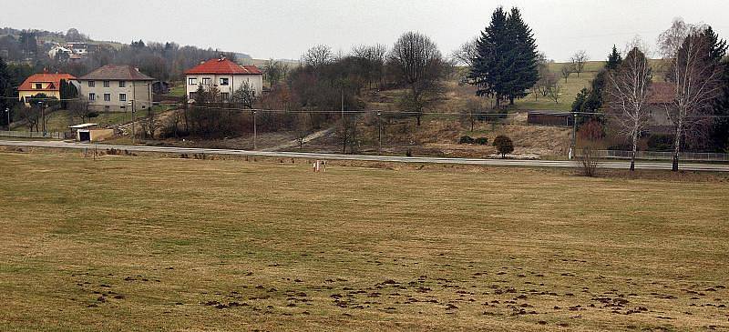 Nechat si zbořit dům nebo do konce života bydlet téměř pod dálnicí? Před takovou volbou stála v roce 2005 rodina Večeřova z Fryštáku – Dolní Vsi. 