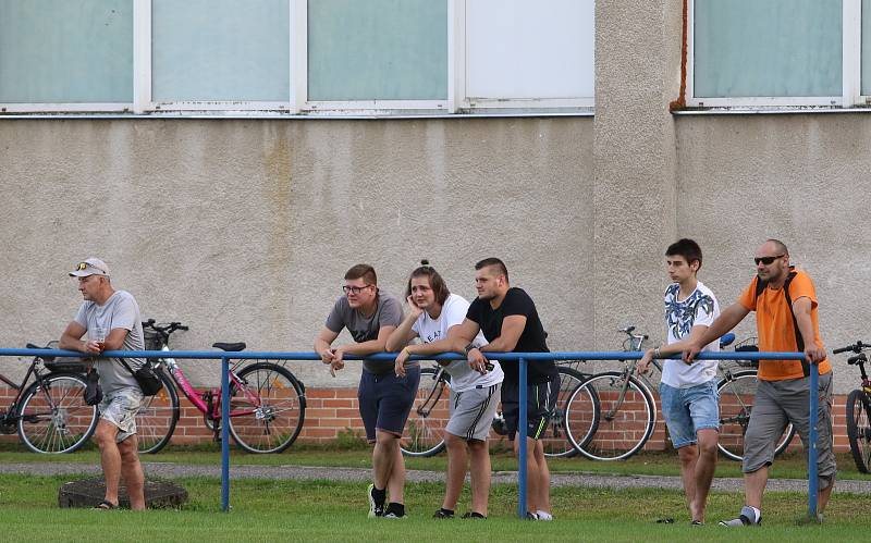 Fotbalisté Slavičína (v modrých dresech) ve středu v rámci 1. kola Mol Cupu vyzvali Frýdek Místek.