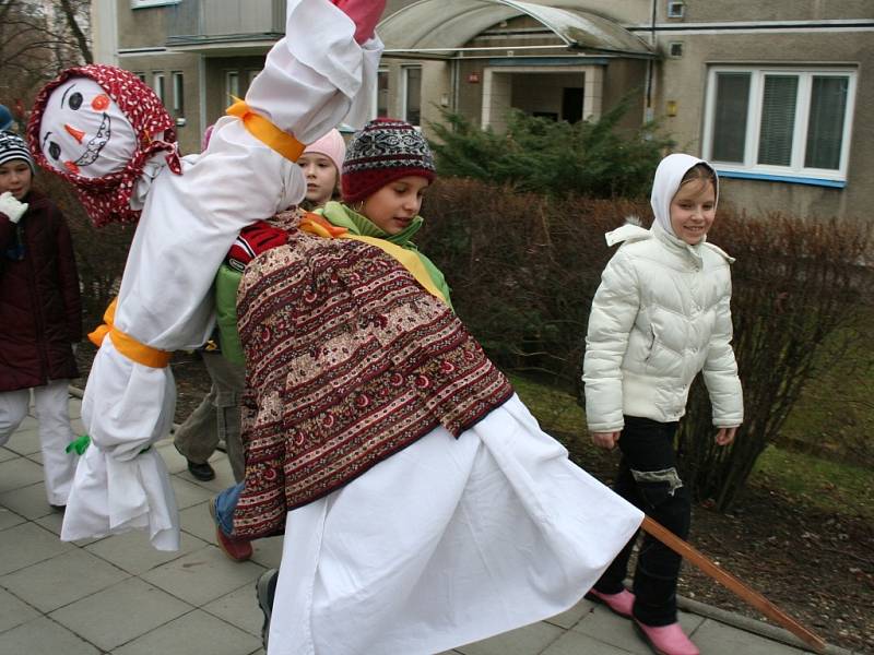 Děti nesly Morenu od školky až k řece Dřevnici. 