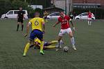 Fotbalisté Uherského Brodu (červené dresy) zvítězili v předkole MOL Cupu nad domácím Baťovem 5:0.