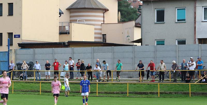 Fotbalisté Malenovic (růžové dresy) doma prohráli se Zborovicemi 1:5.