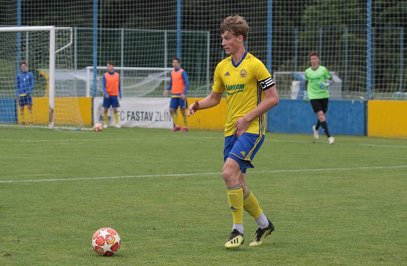 Fotbalisté Slavičína (v modrých dresech) na úvod přípravy zvítězili na Vršavě se Zlínem B 2:1