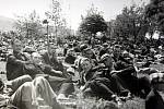 Gahurův prospekt. Polední odpočinek Baťových spolupracovníků na trávníku před závody 1939.