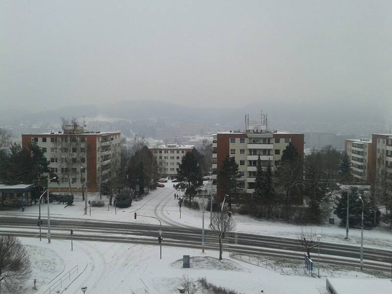 Takto krátce po poledni vypadaly silnice například na největším sídlišti Jižní svahy ve Zlíně.