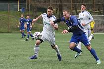 Fotbalisté Luhačovic (bílé dresy) v 18. kole krajského přeboru Zlínska remizovali doma s Morkovicemi 2:2.