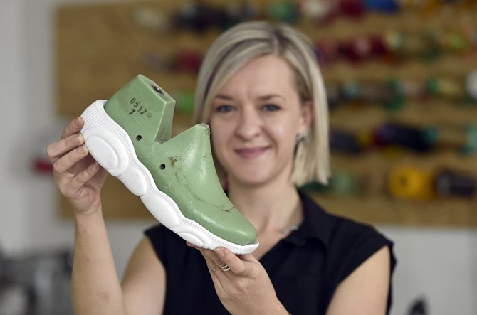Designérka obuvi Eva Klabalová ukazuje 24. února 2020 v dílně v Holešově jeden ze svých návrhů.