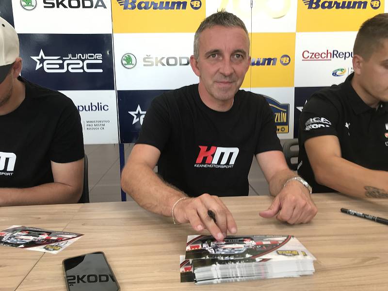 První setkání s vybranými účastníky 51. ročníku Barum Czech Rally Zlín proběhlo v úterý odpoledne v autosalonu Samohýl, kde se představily posádky pilotující vozy Škoda. Dorazili závodníci Adam Březík, Dominik Stříteský a Antonín Tlusťák.