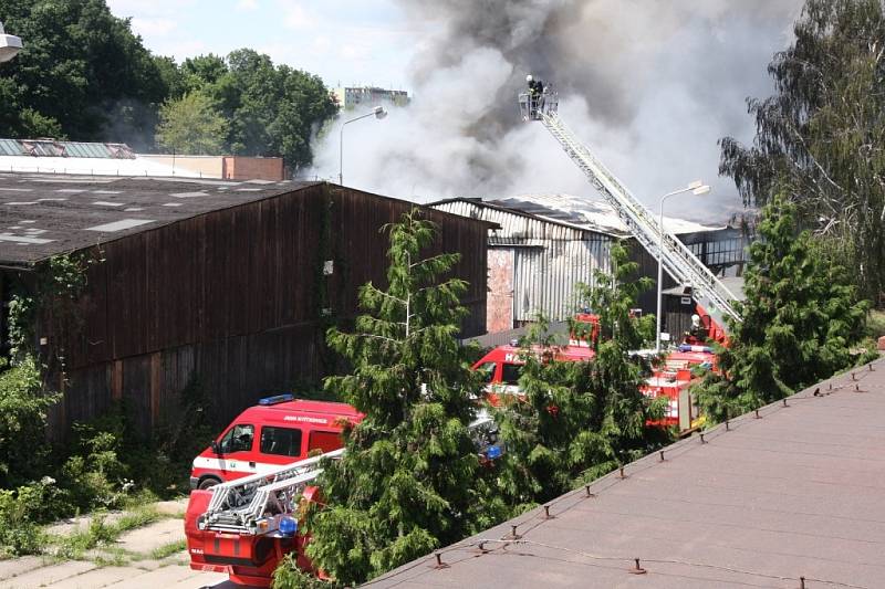 Jednu z budov v průmyslovém areálu TOMA v Otrokovicích na Zlínsku zasáhl v úterý požár.