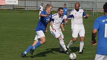 Fotbalisté Tlumačova (modré dresy) v rámci oslav výročí devadesáti let kopané v obci porazili Zdounky 2:0.