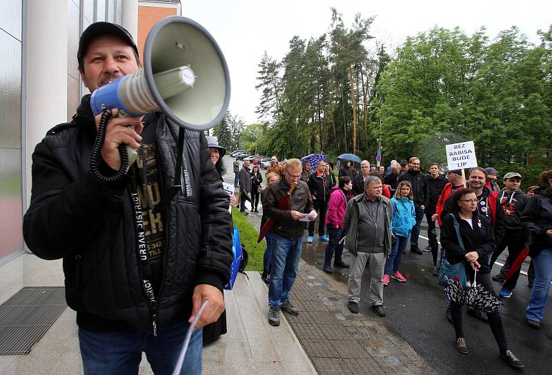 Protest na podporu nezávislosti justice a proti špatné vládě ve Zlíně u památníku T. Baťi.