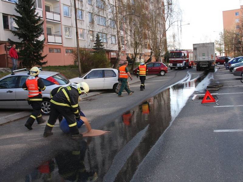 Hasiči ve zlínské ulici Česká likvidovali následky nehody, při které si nákladní auto o uvolněný kanál prorazilo nádrž.