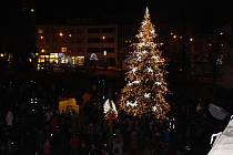 Ve Zlíně v neděli přesně o půl páté rozsvítil zlínský vánoční strom primátor města Miroslav Adámek.