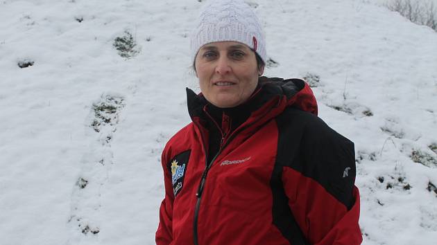 Instruktorka Svahu Zlín už řadu let učí mladé i starší zájemce lyžovat.