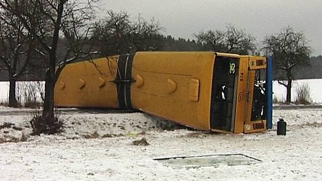 Havarovaný autobus na Velikové