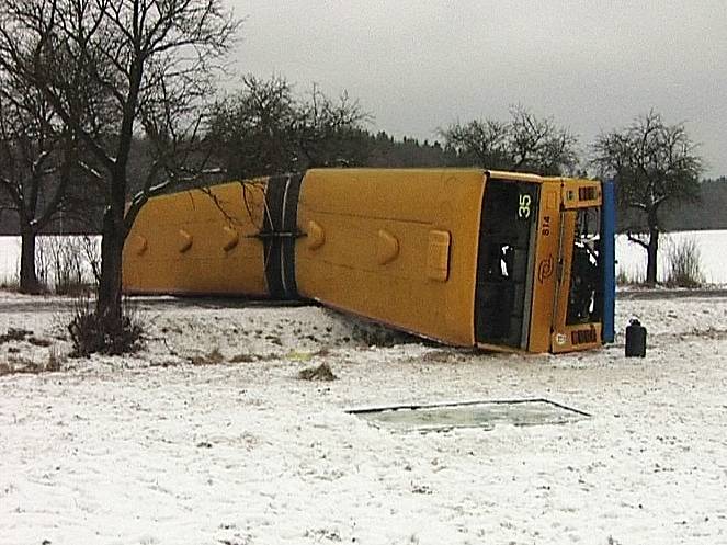 Havarovaný autobus na Velikové