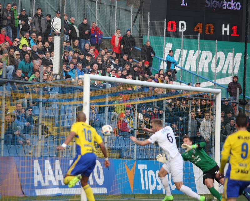 FC Fastav Zlín (ve žlutém) proti Slovácku