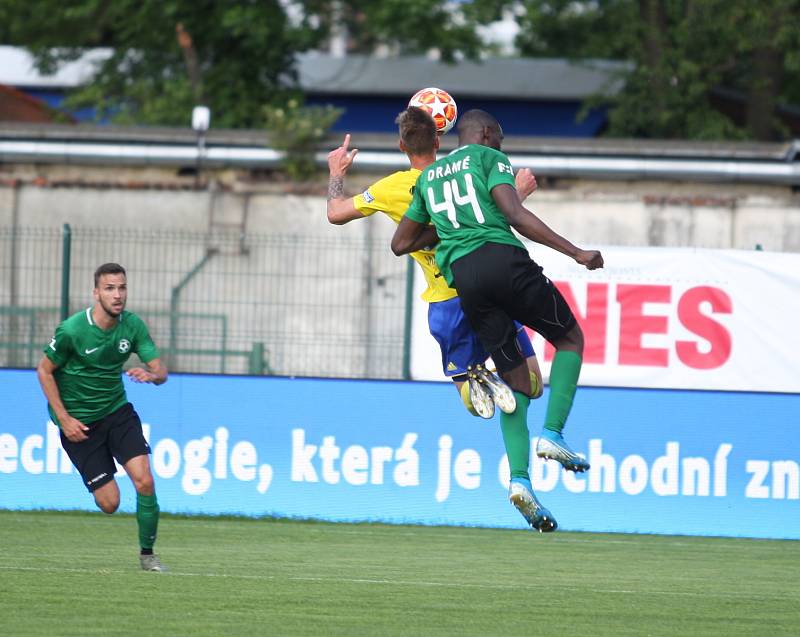 Fotbalisté Fastavu Zlín (ve žlutém) v důležitém zápase bojů o záchranu ve 28. kole v sobotu hostili poslední Příbram. Penaltový nedovolený zákrok příbramského obránce Dramého na Poznara.