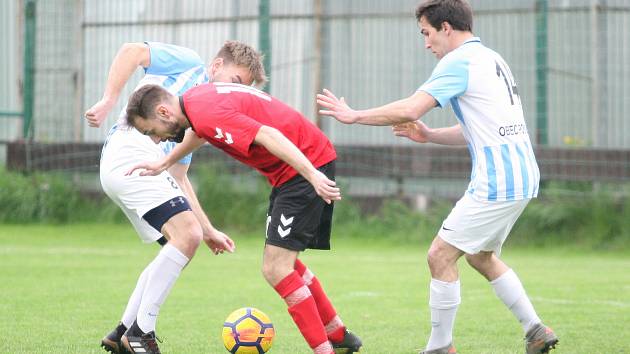 Fotbalisté Příluk (v červeném) se cítí po zápase v Ratiboři hrubě poškození, podali protest.