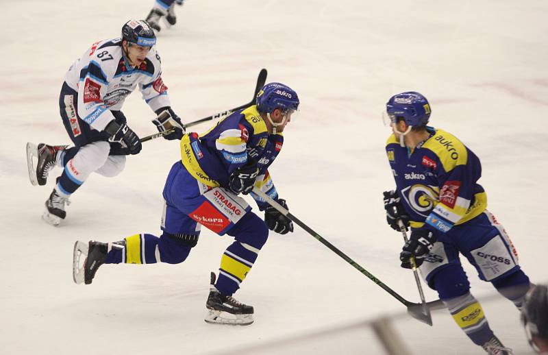 Extraligoví hokejisté Aukro Berani Zlín (v modrém) v pátečním 29. kole hostili Liberec, kterému v první třetině nasázeli tři branky.