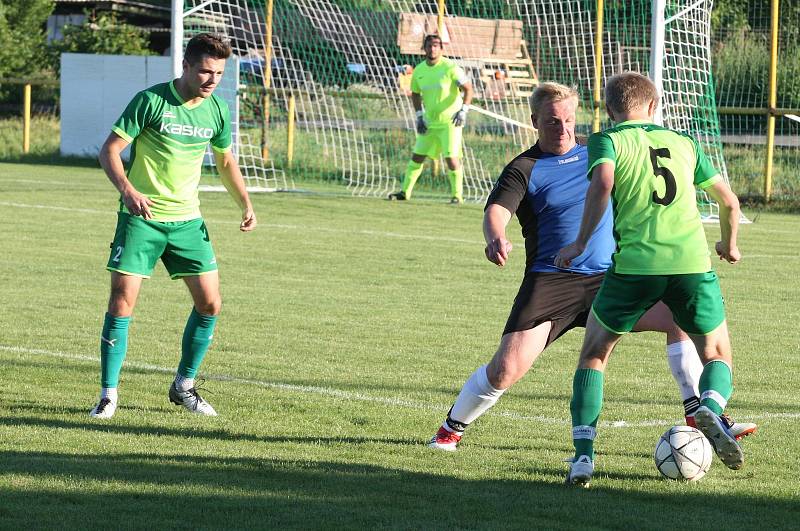 Fotbalisté Ostrožské Nové Vsi (v modrých dresech) prohráli v prvním kole Poháru Zlínského KFS s Dolním Němčí 1:2.