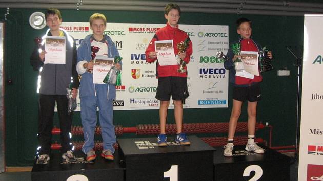 Michal Prokeš (uprostřed) vyhrál poprvé v kariéře dvouhru v bodovacím turnaji na republikové úrovni.