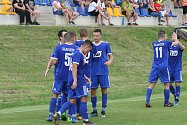 Fotbalisté Slavičína (v modrých dresech) v domácím poháru vyzvou Holešov. 