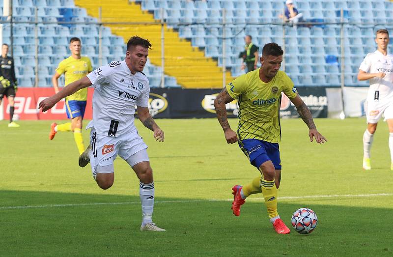 Fotbalisté Zlína (žluté dresy) v 5. kole FORTUNA:LIGY prohráli doma s Olomoucí 1:4.