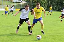 Fotbalisté Zlína B (žluté dresy) v 6. kole MSFL zdolali na Vršavě Frýdlant nad Ostravicí 1:0.