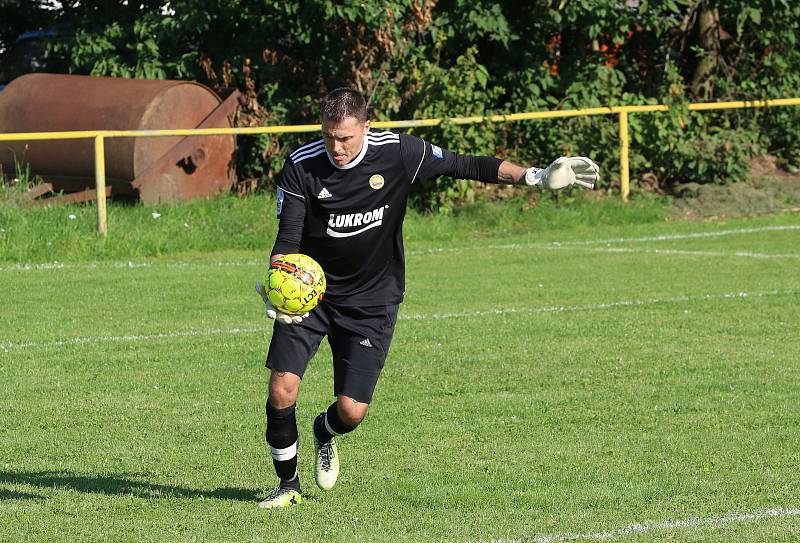 Fotbalisté Kudlova (šedé dresy) v nedělním derby podlehli Provodovu 1:2.