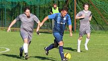 Fotbalisté Kudlova (šedé dresy) v nedělním derby podlehli Provodovu 1:2.