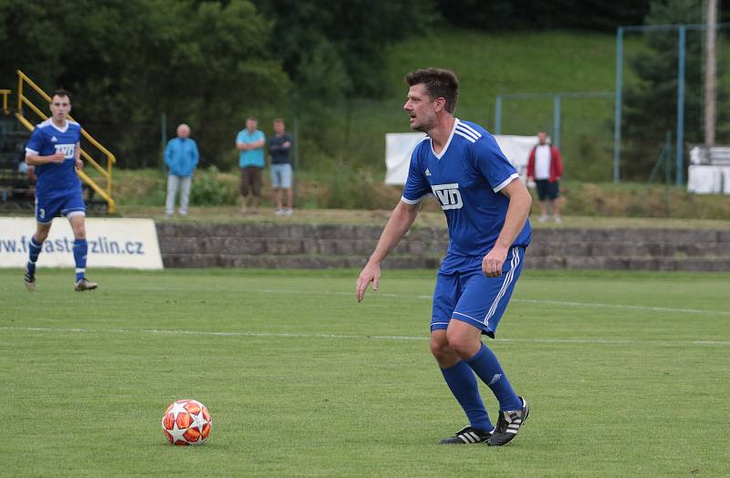 Fotbalisté Slavičína (v modrých dresech) na úvod přípravy zvítězili na Vršavě se Zlínem B 2:1