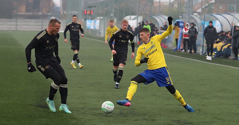 Fotbalisté Zlína (žluté dresy) zakončili zimní Tipsport ligy zápasem v Senci proti Spartaku Trnava.
