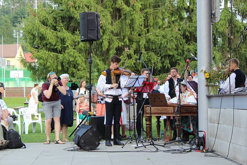 Moravské chodníčky se každoročně konají v Napajedlích. Jde o tradiční setkání folklórních souborů ze Slovácka, Valašska a Hané. Letos se sešli už po jednadvacáté.